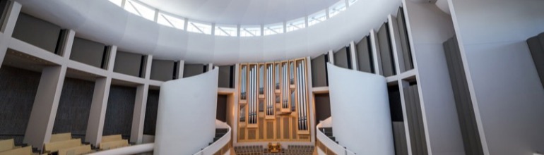Un orgue neuf à traction mécanique (opus 3700, quatre claviers, 60 jeux) est installé au Temple de l’Église réorganisée de Jésus-Christ des saints des derniers jours (aujourd’hui Community of Christ) d’Independence, Missouri, USA.